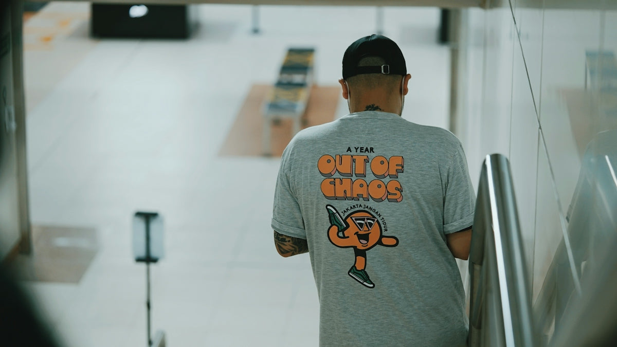 man in gray crew neck t-shirt wearing black cap